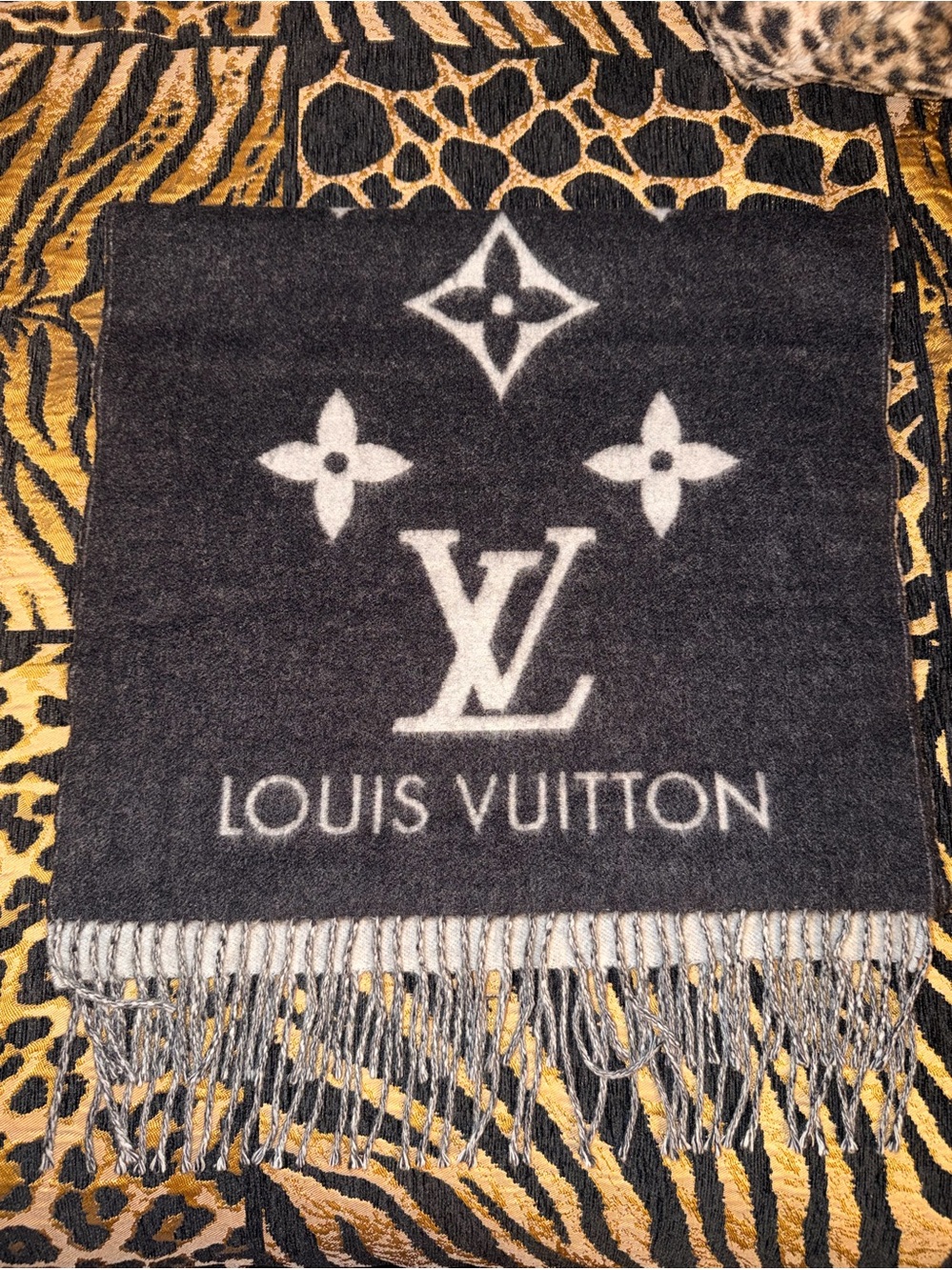 Louis Vuitton jumbo print wool scarf black & white in great condition
